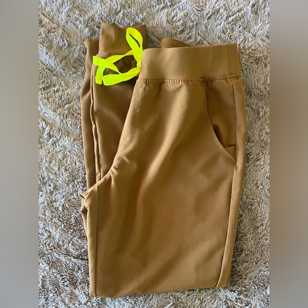 Figs Zamora Joggers. Small. Color Earth.